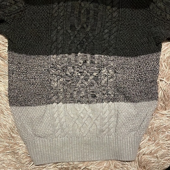 GIORDANO Long‎ Sleeve Gray and Black Sweater Size Medium - Picture 4 of 7